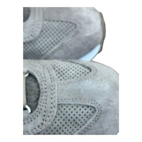 Athletic_Shoes